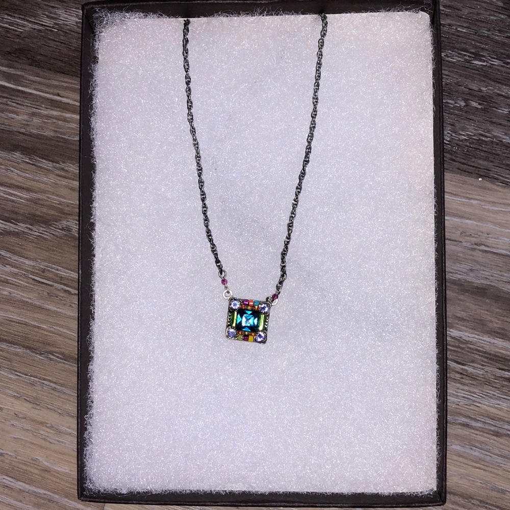 Women’s jewel and colored bead square necklace